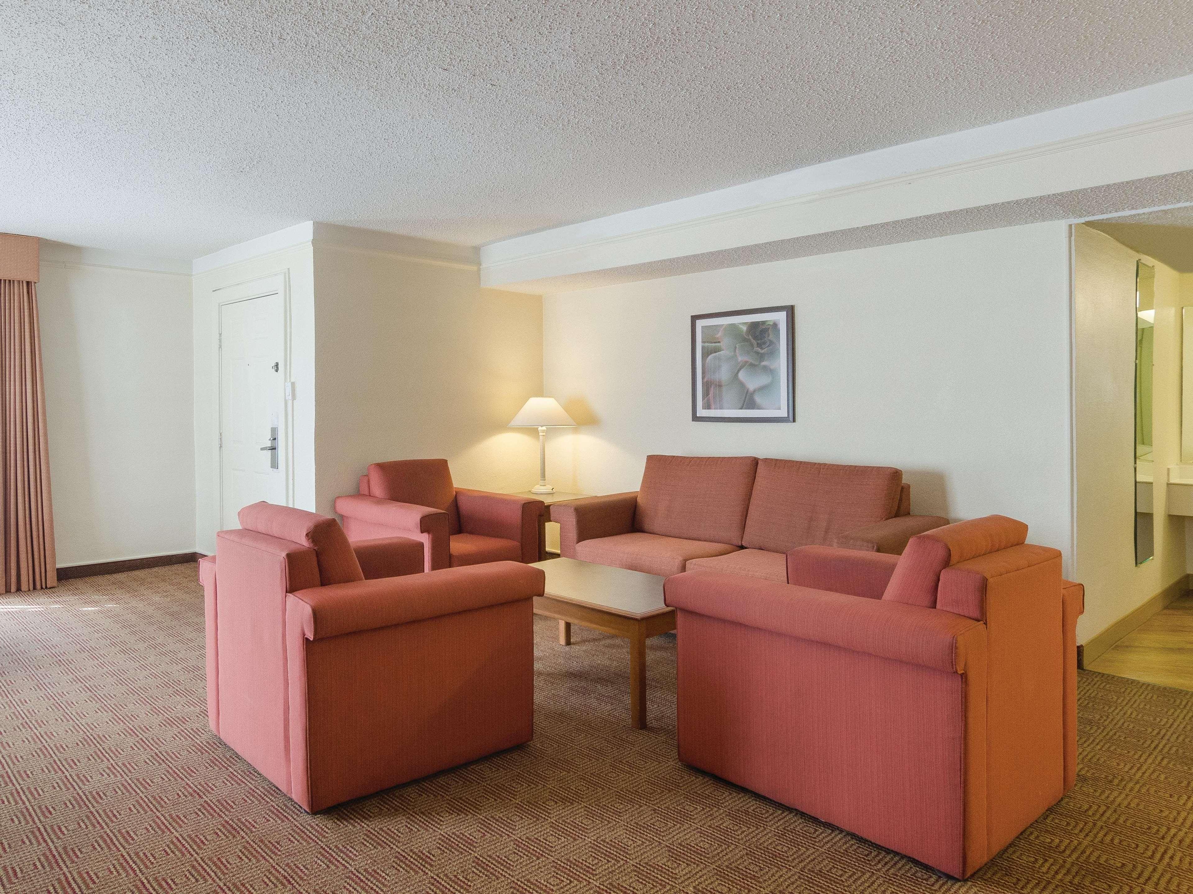 La Quinta Inn By Wyndham Denver Cherry Creek Exterior photo